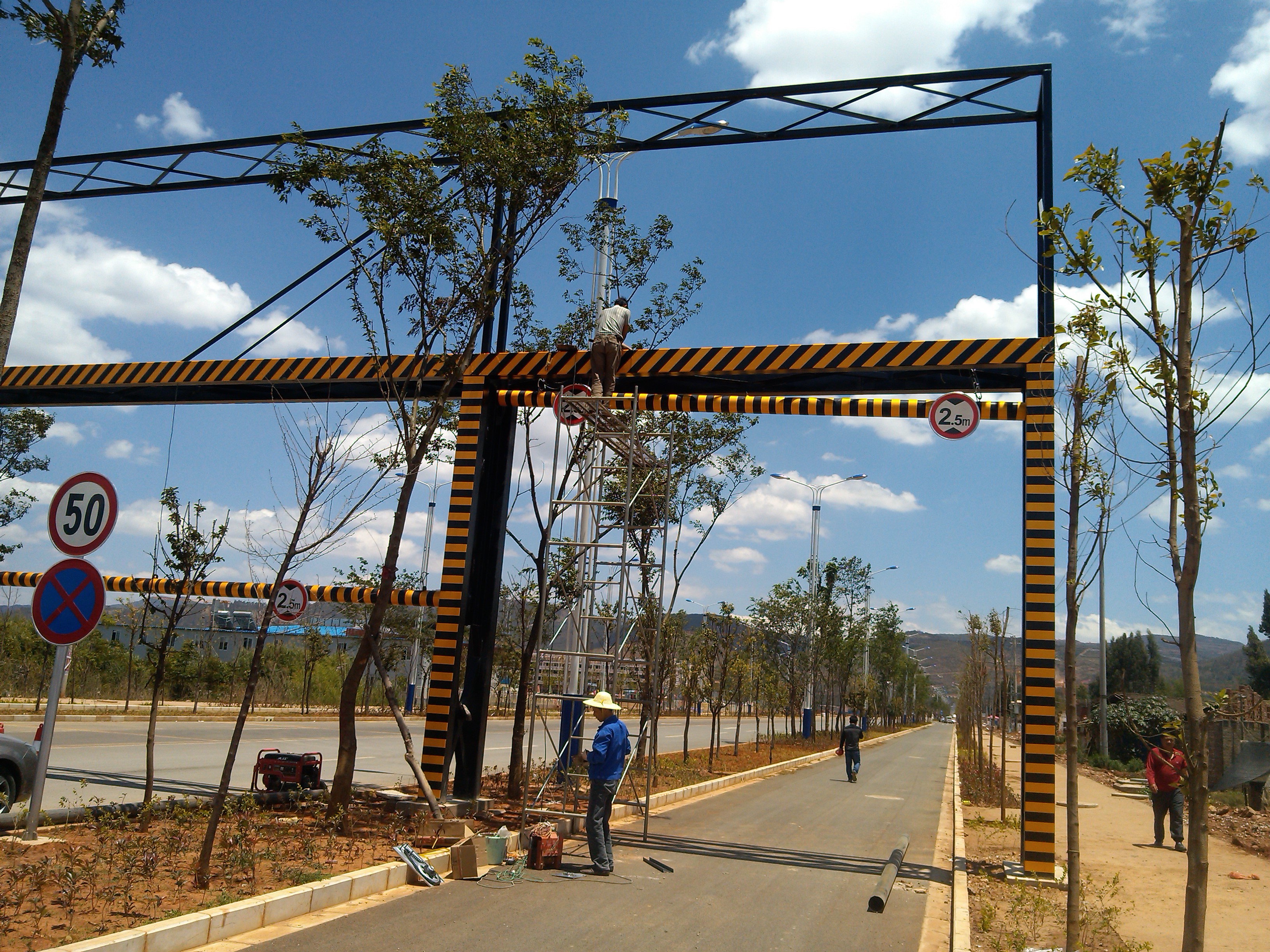 二环高速公路龙门架（防撞梁）